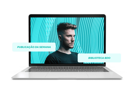 Imagem de um notebook com uma pessoa na tela